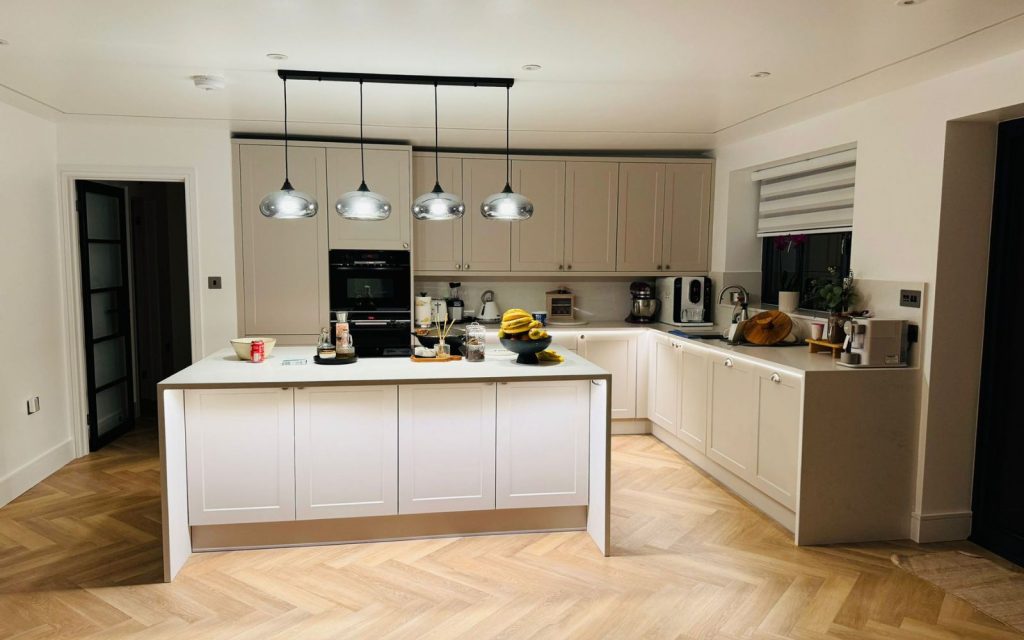 Modern Kitchen with Central Island and Pendant Lighting