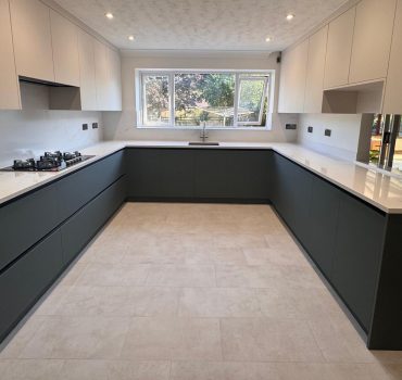 Contemporary Kitchen – Full U-Shape Layout