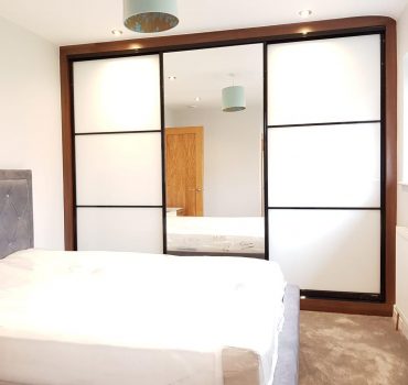 Three-Panel Sliding Wardrobe with Mirror